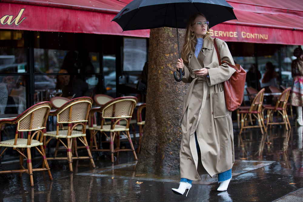 Nail French girl-chic with a classic or oversized trench (photo by Tiffany Hsu | @handinfire)